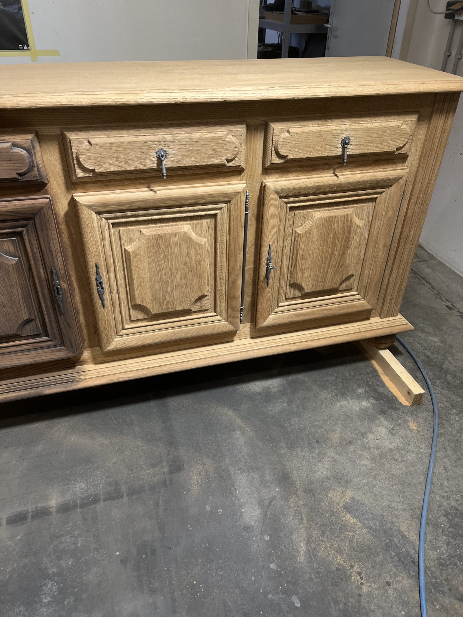 Buffet ancien en chêne redécapé par aérogommage