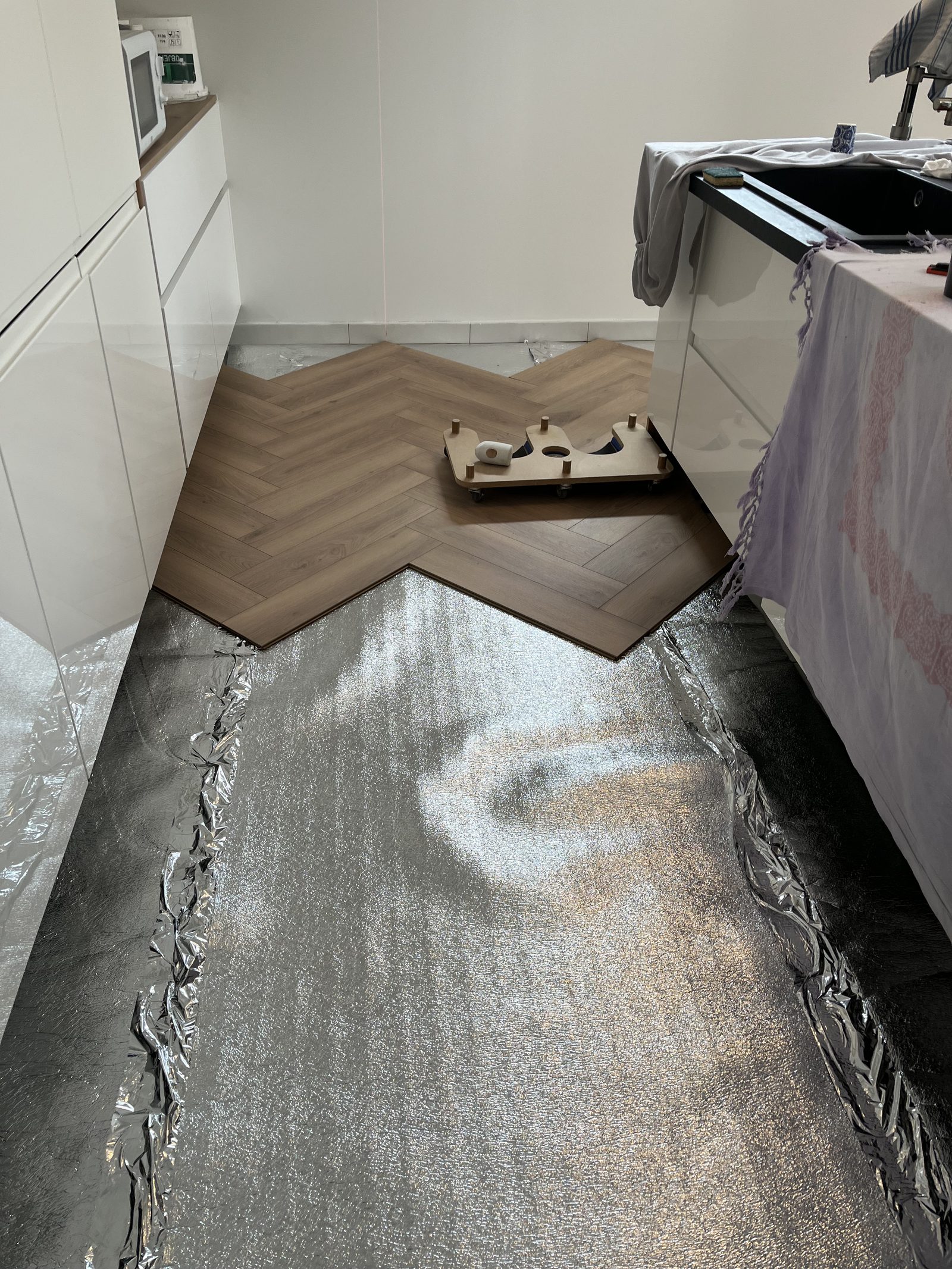 Pose de parquet chevron dans une pièce de vie du Haut-Doubs